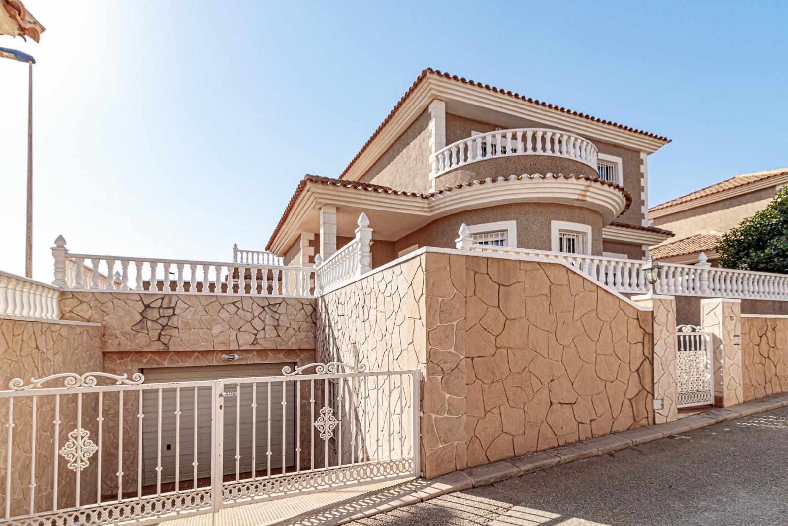 Villa in Alicante - view 1