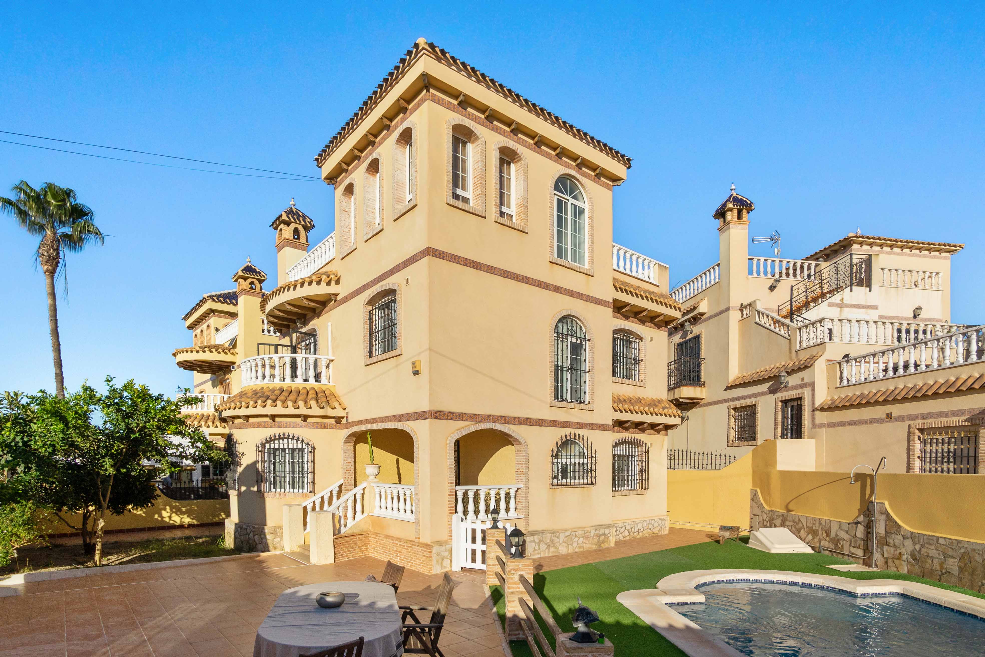 Villa in Alicante - view 1