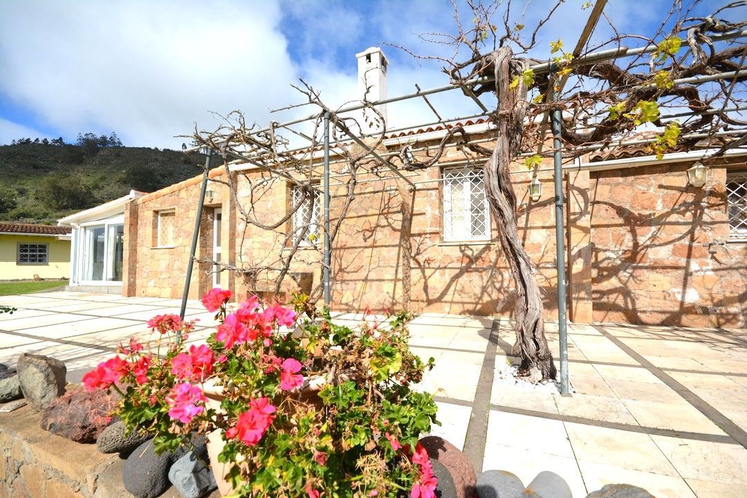 House in La Laguna - view 1