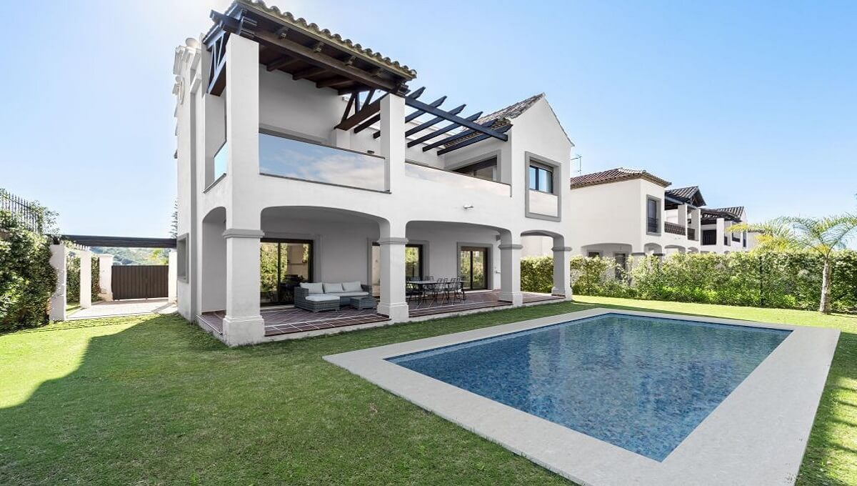 Villa in Estepona - view 1