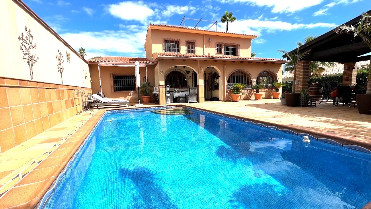 Villa in La Nucia - view 1