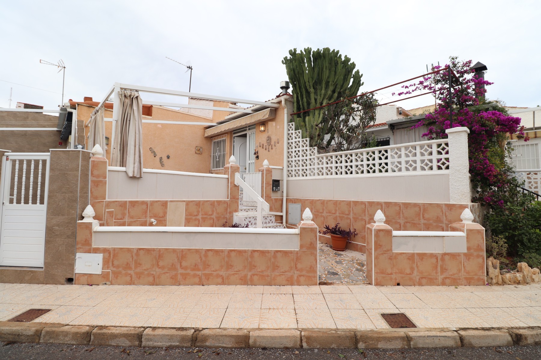 House in Guardamar del Segura - view 1