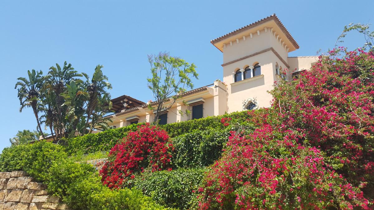 Villa in Estepona - view 1