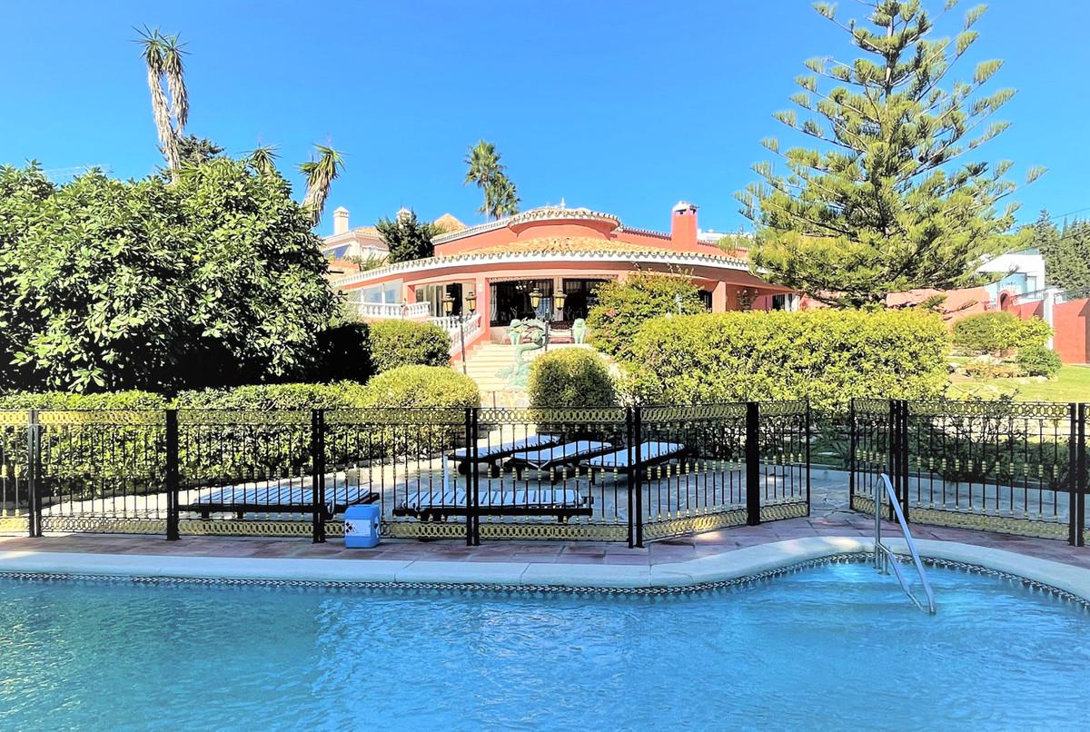 Villa in Estepona - view 1