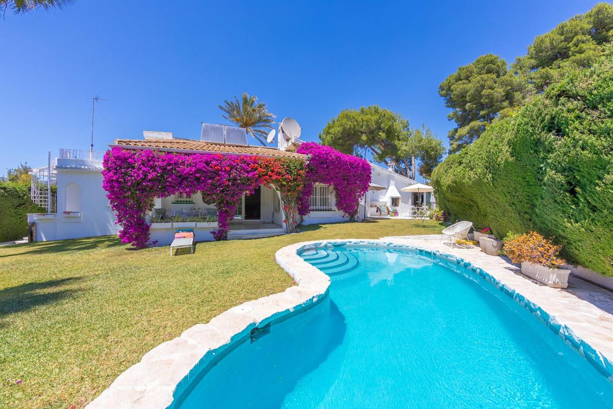 Villa in Marbella Del Este - view 1