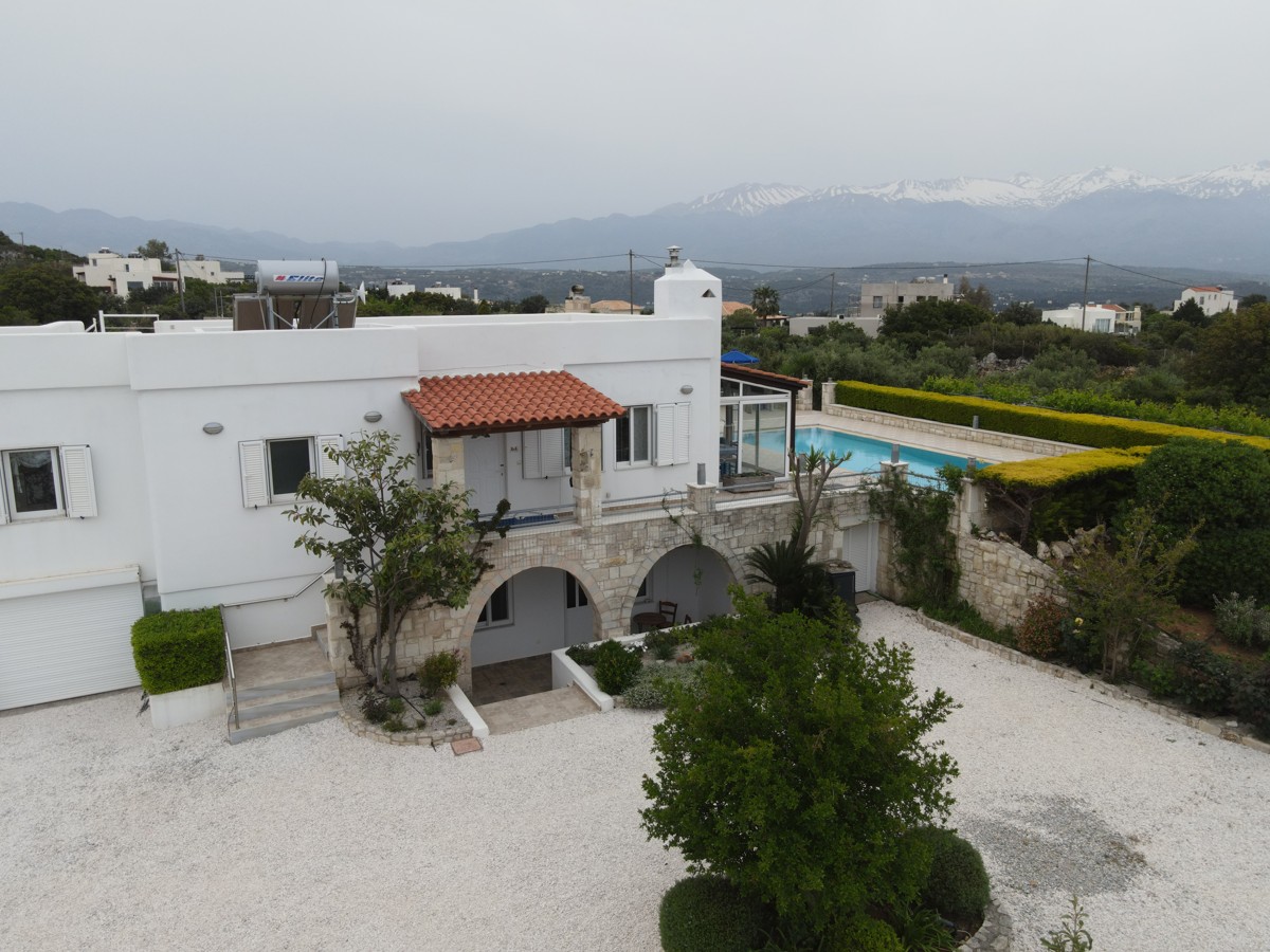 Villa in Plaka - view 1