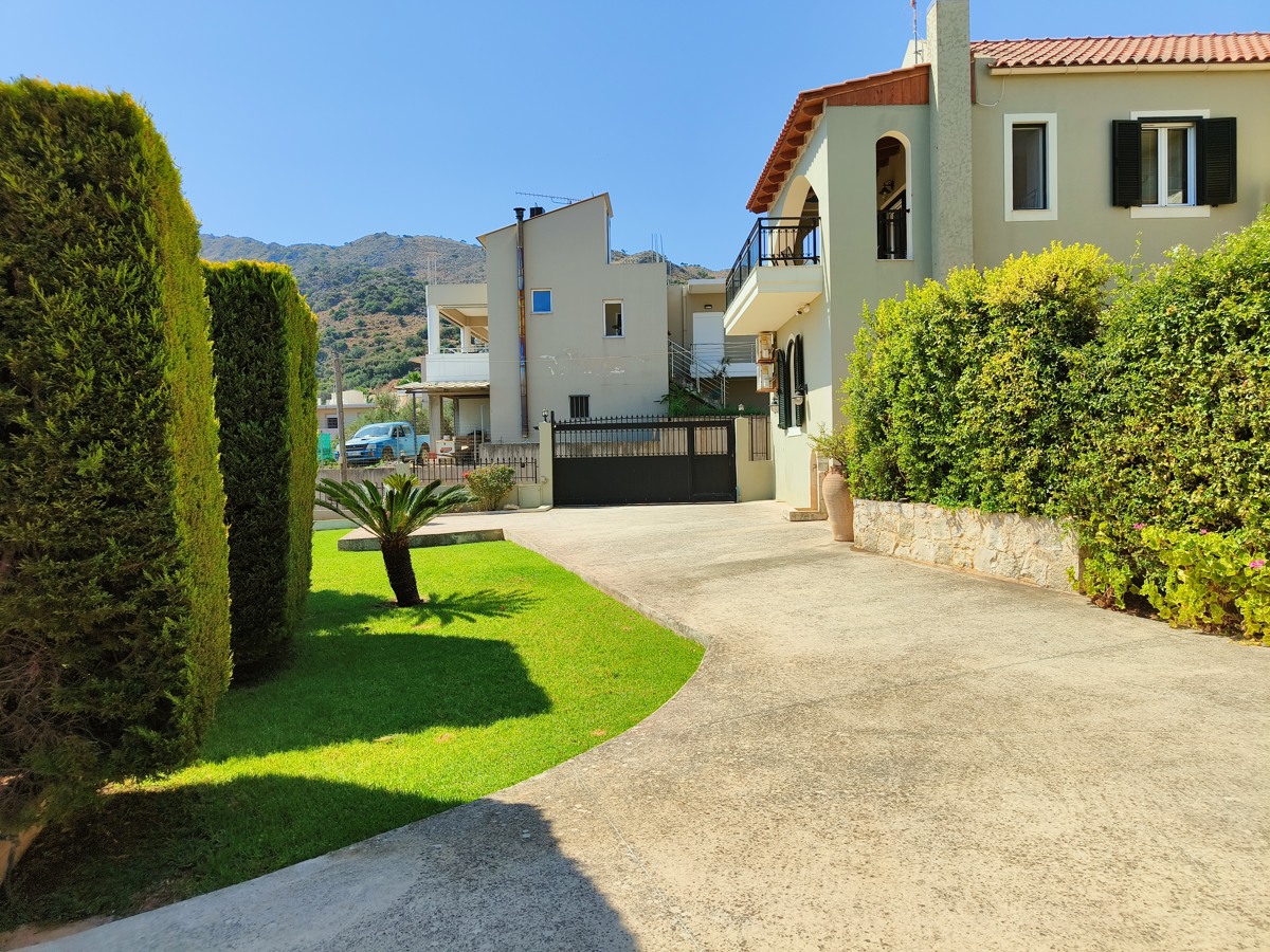 Villa in Varypetro - view 1