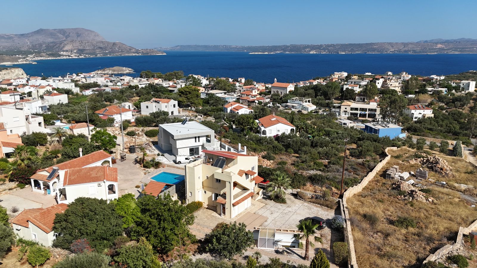 Villa in Plaka - view 1