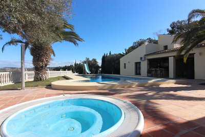 Villa in Benissanet - view 1