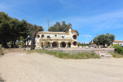 Villa in Benissanet - view 1