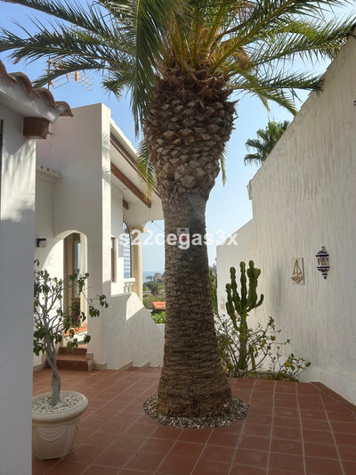 Villa in El Campello - view 1