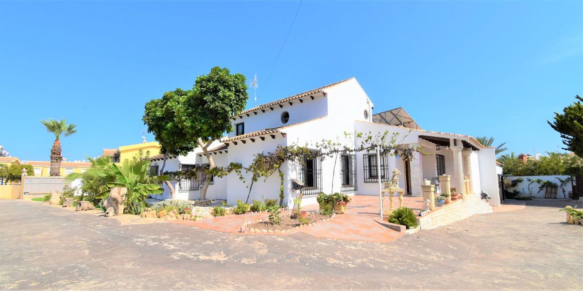 Villa in Villamartin - view 1