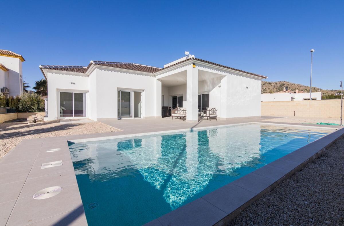 Villa in Pinoso - view 1