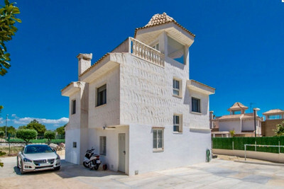 Villa in La Nucia - view 1