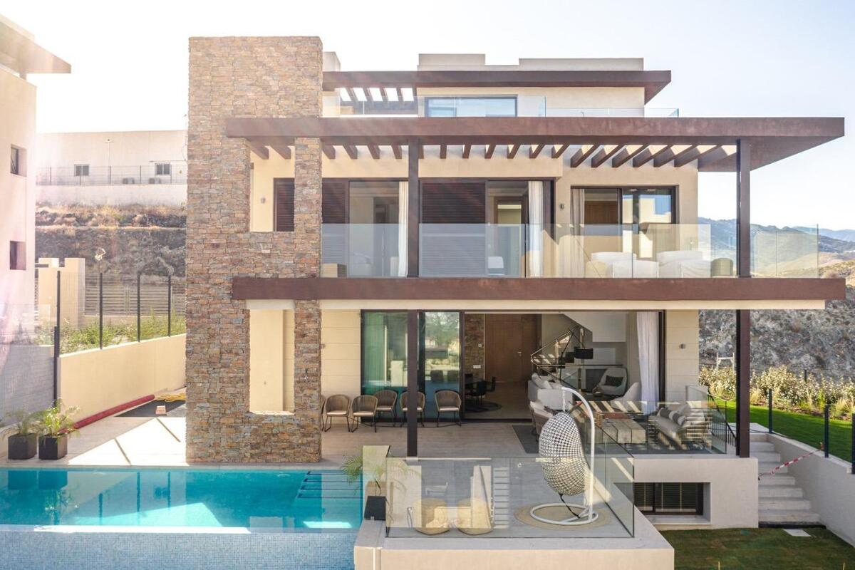 Villa in Benahavis - view 1