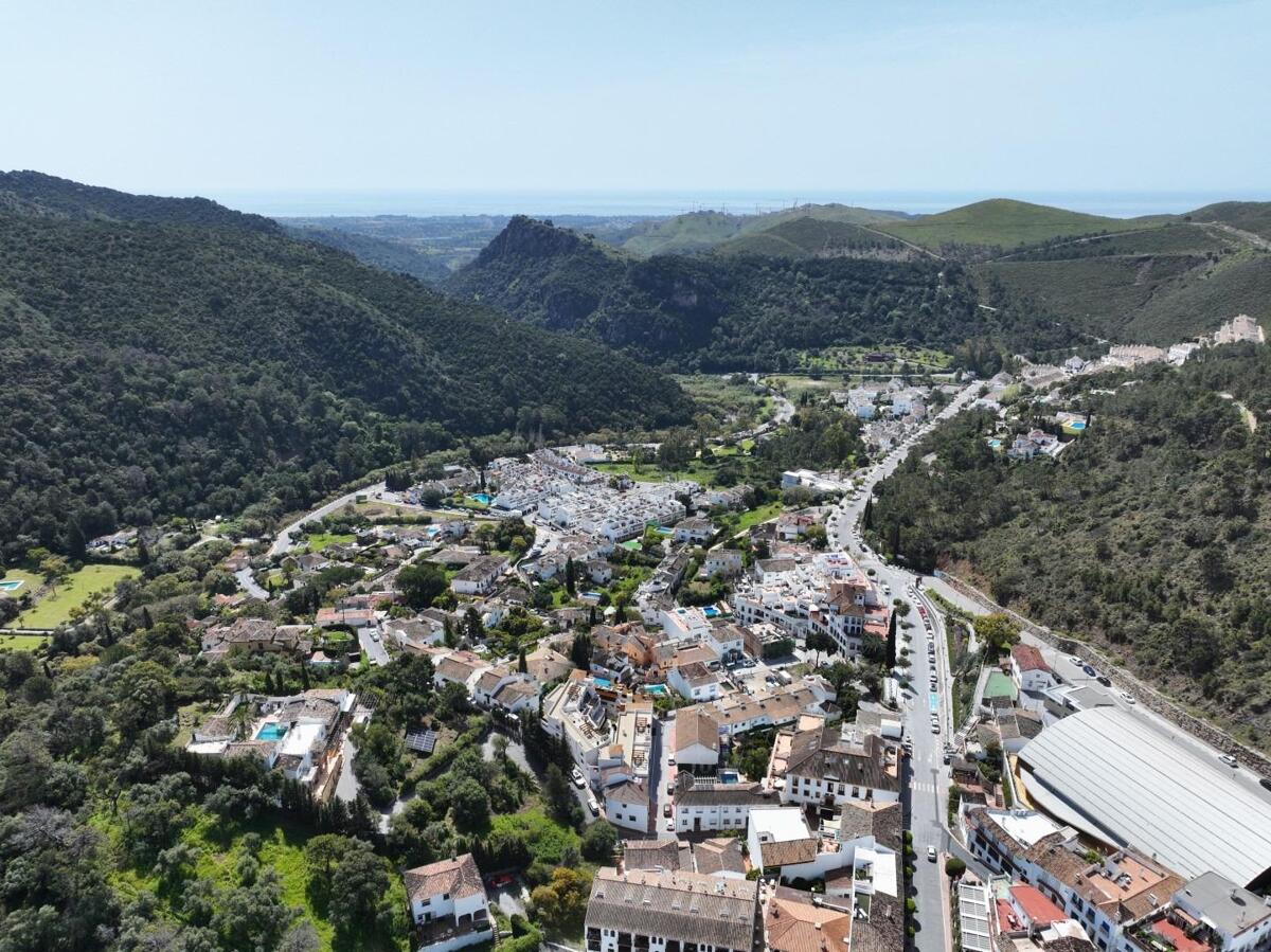 Apartment in Benahavis - view 1