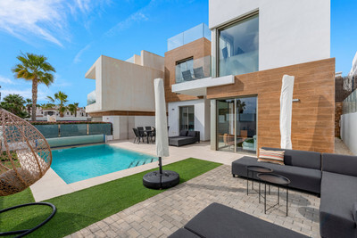 Villa in Villamartin - view 1