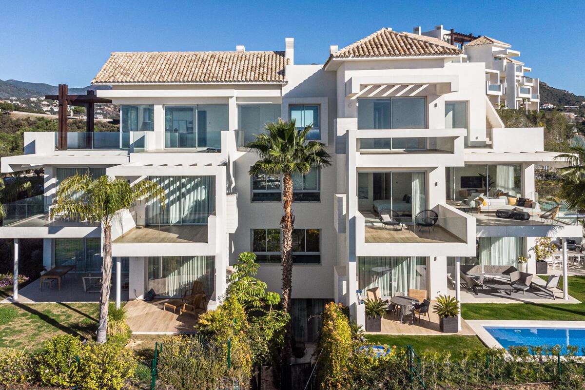 Apartment in Benahavis - view 1