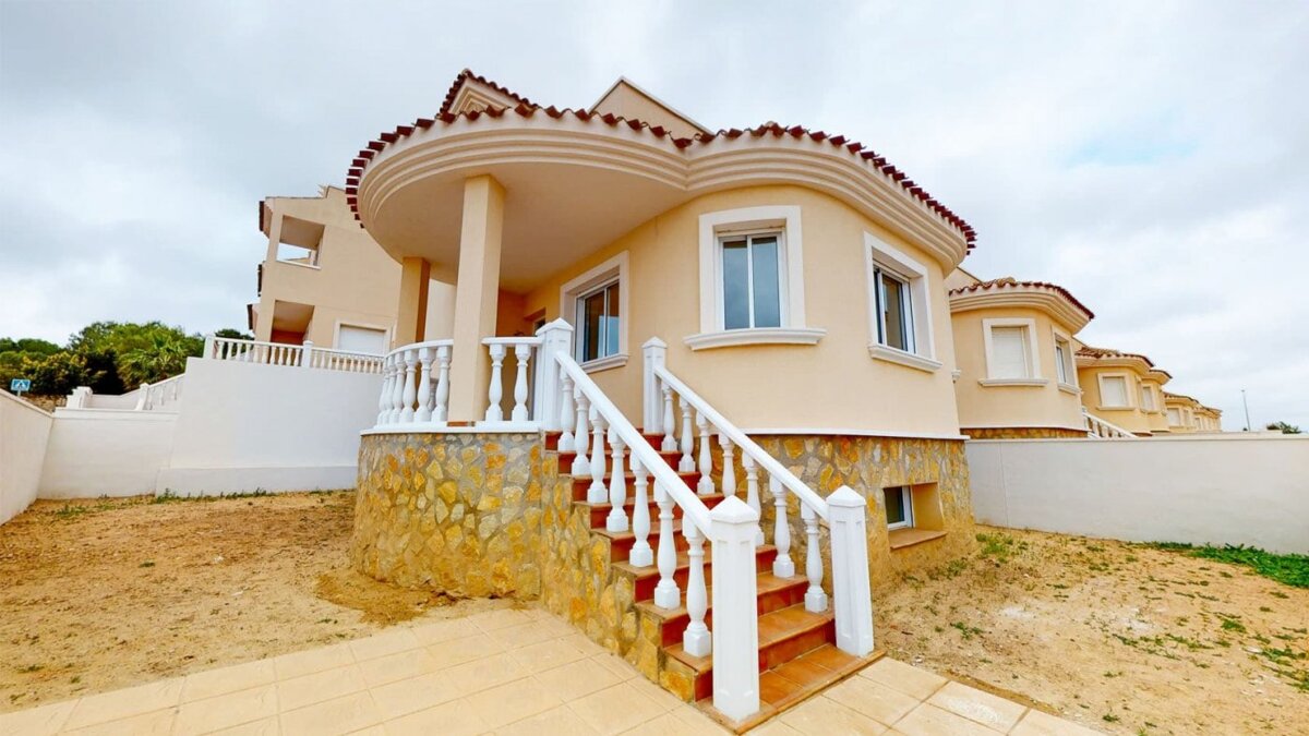 Villa in San Miguel de Salinas - view 1