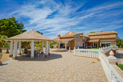 Villa in La Nucia - view 1