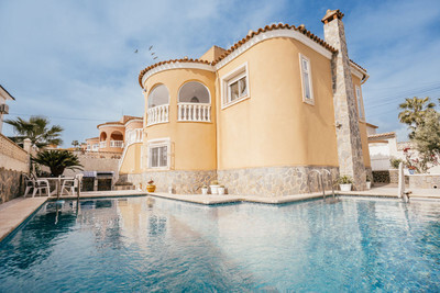 Villa in Villamartin - view 1