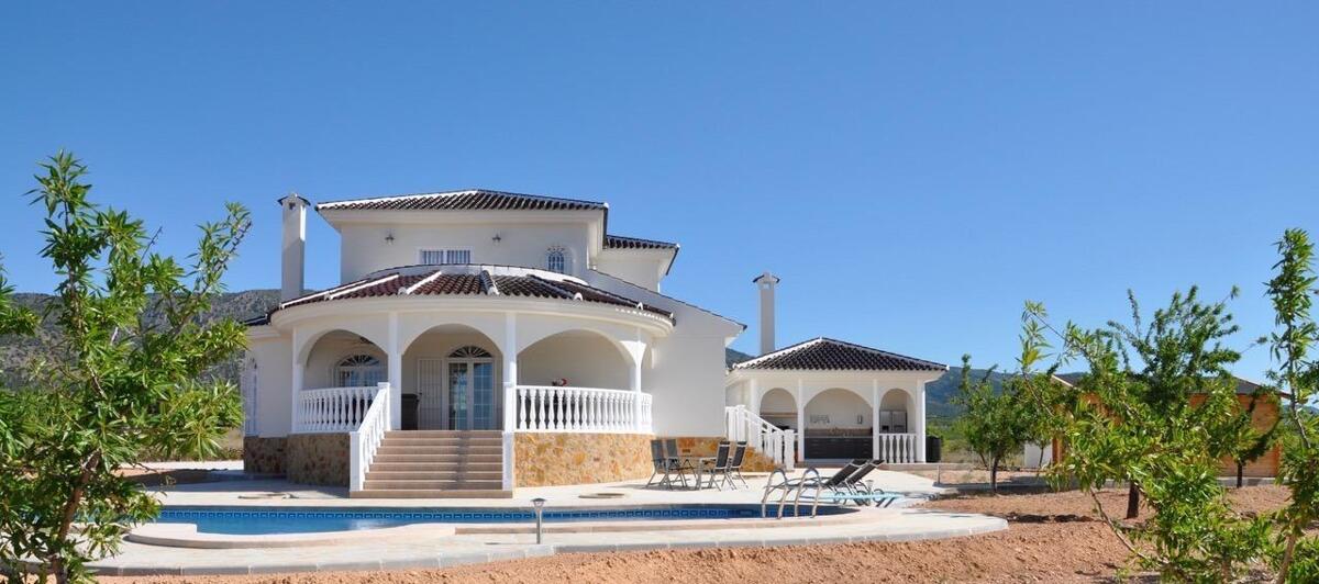Villa in Pinoso - view 1