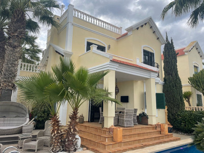 Villa in Alicante - view 1