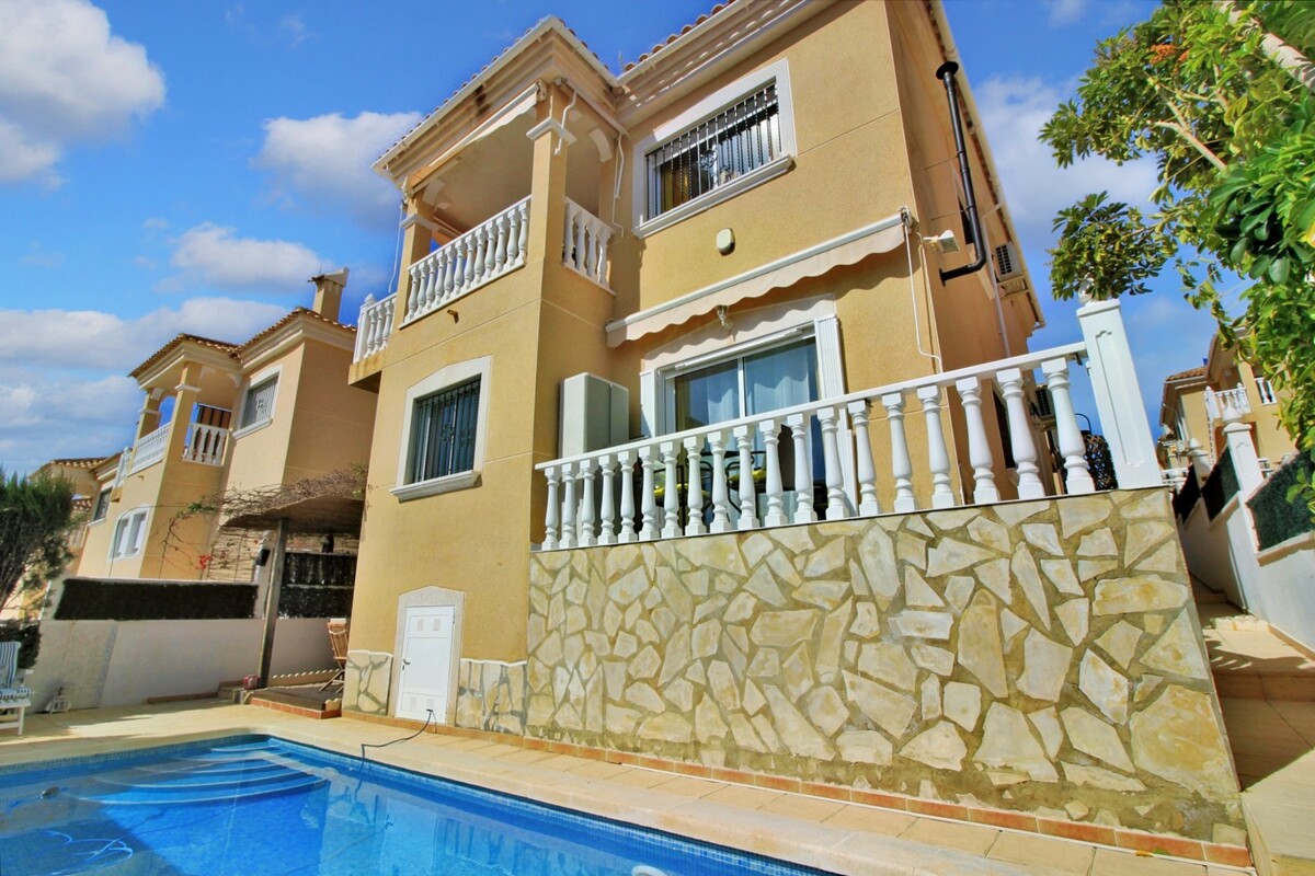 Villa in Villamartin - view 1