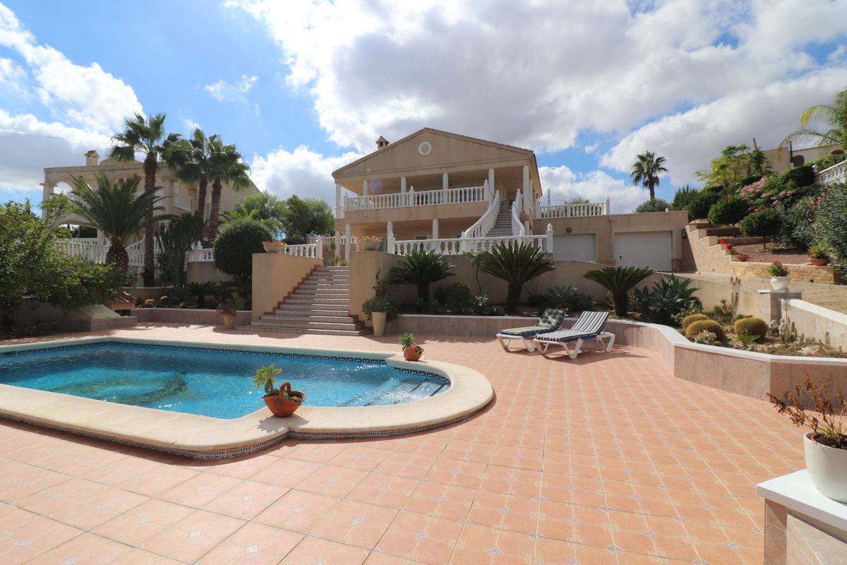 Villa in Alicante - view 1