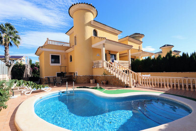 Villa in Villamartin - view 1