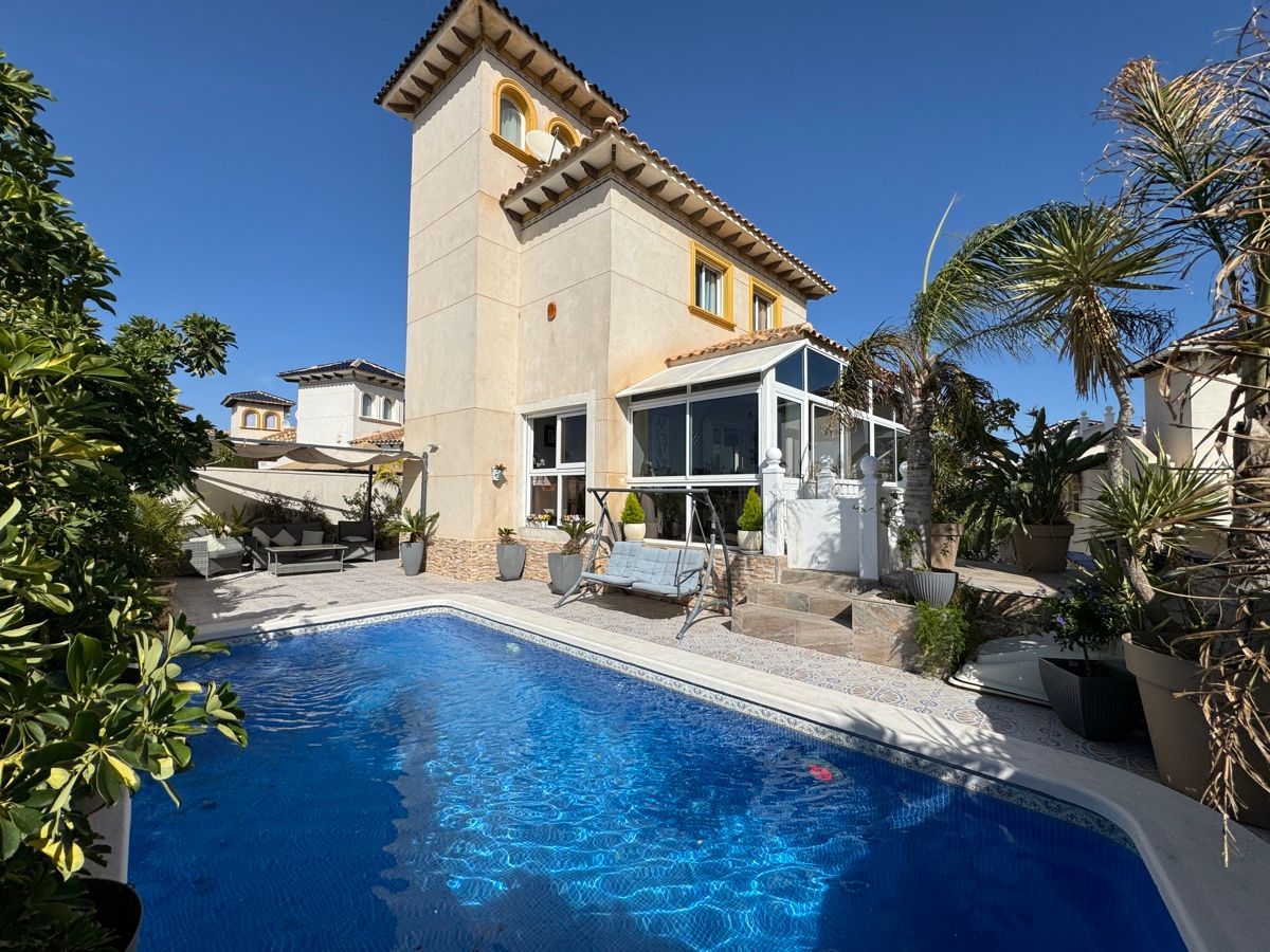 Villa in La Zenia - view 1