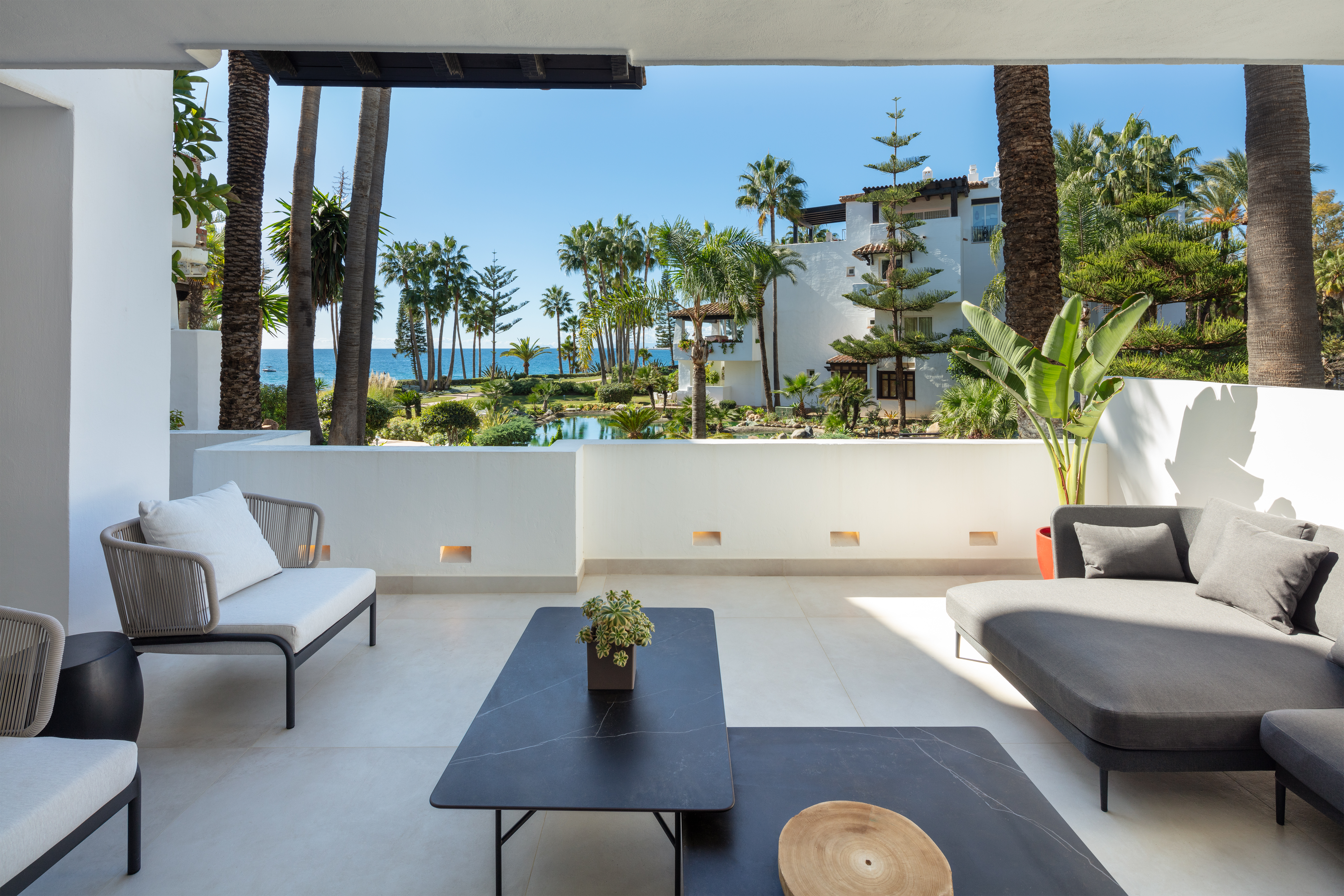 Apartment in Marbella Del Este - view 1