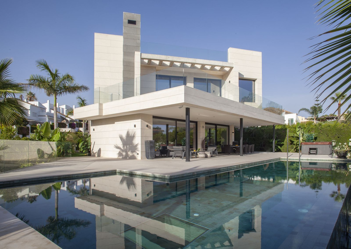 House in Marbella Del Este - view 1