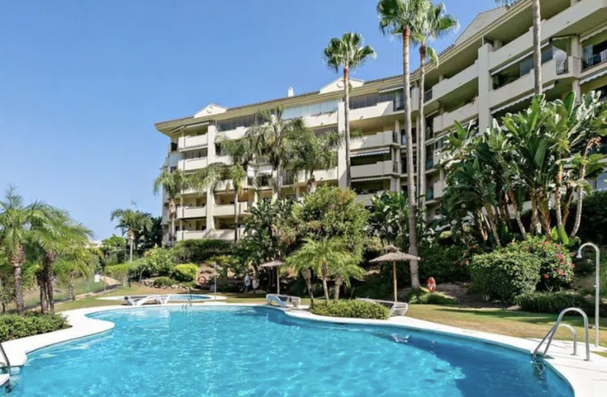 Apartment in Marbella Del Este - view 1