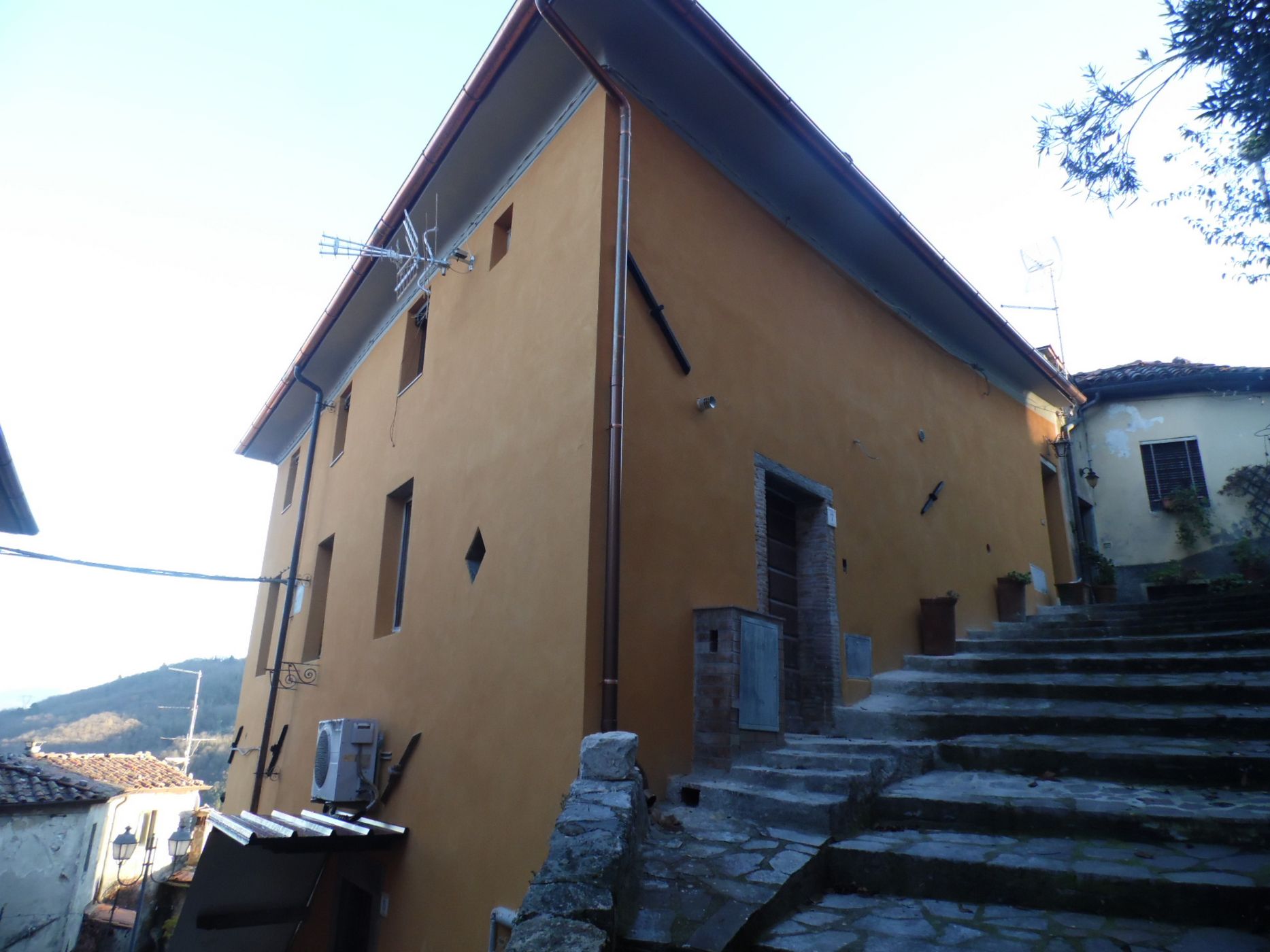 House in Gallicano - view 1