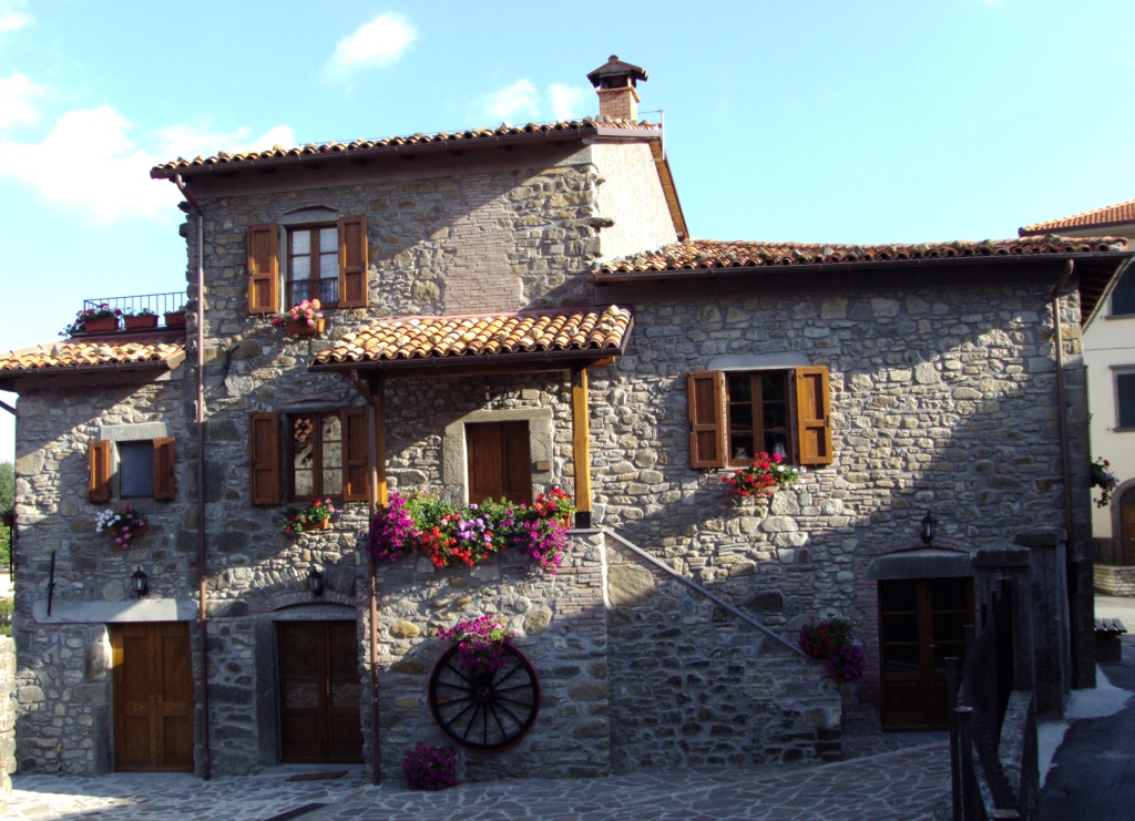 House in Camporgiano - view 1