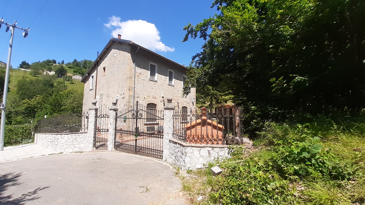 House in Molazzana - view 1