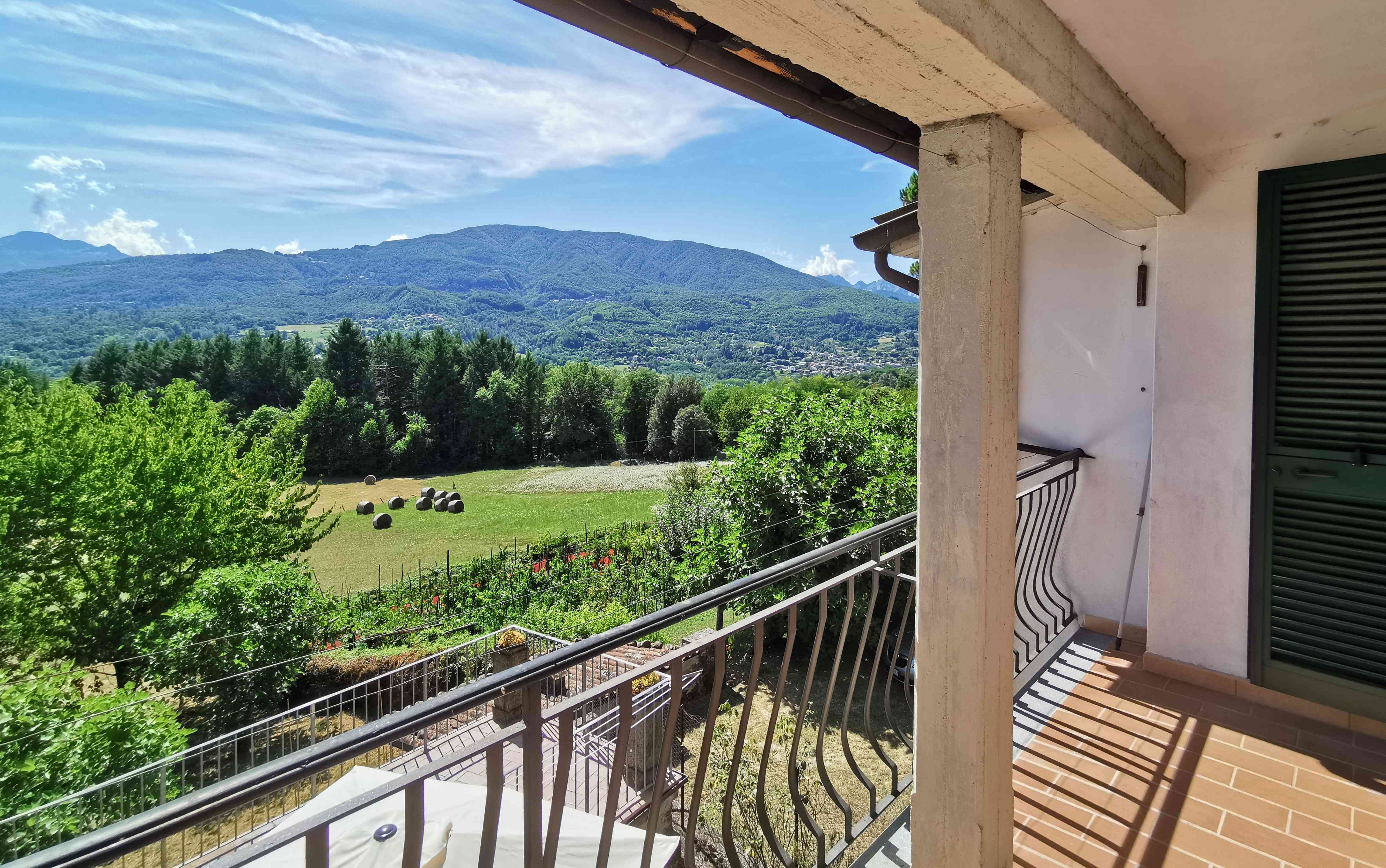 House in Castiglione di Garfagnana - view 1
