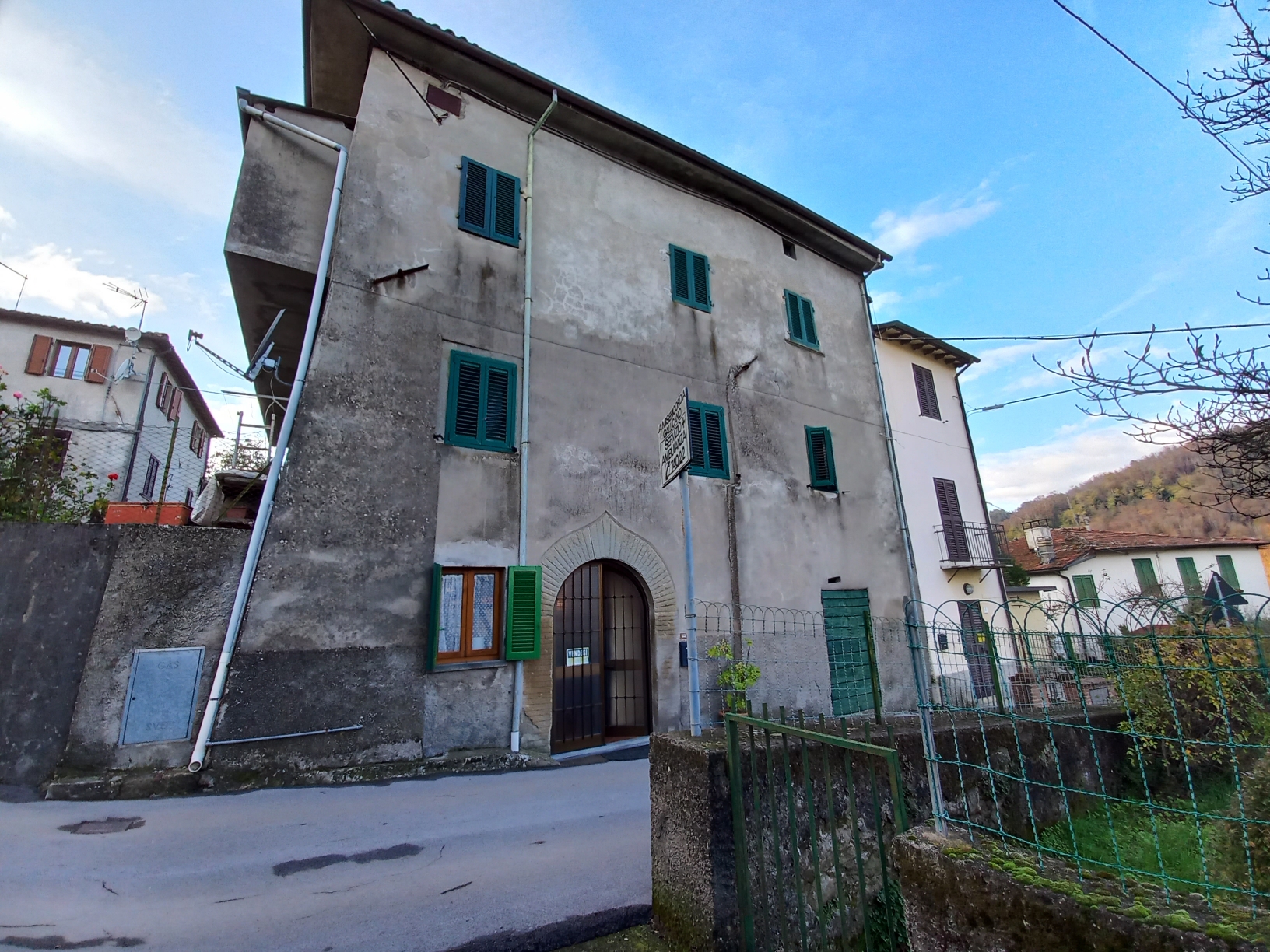 House in Gallicano - view 1
