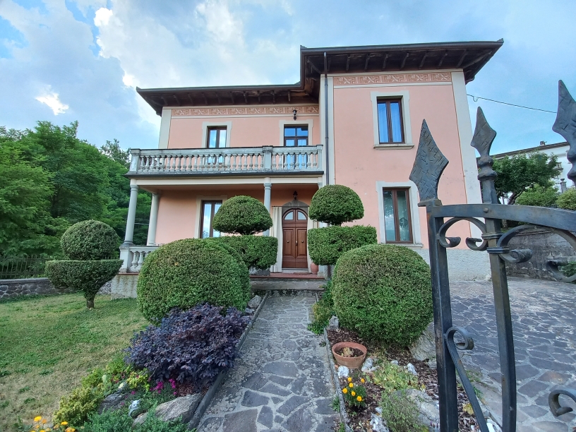 House in Camporgiano - view 1