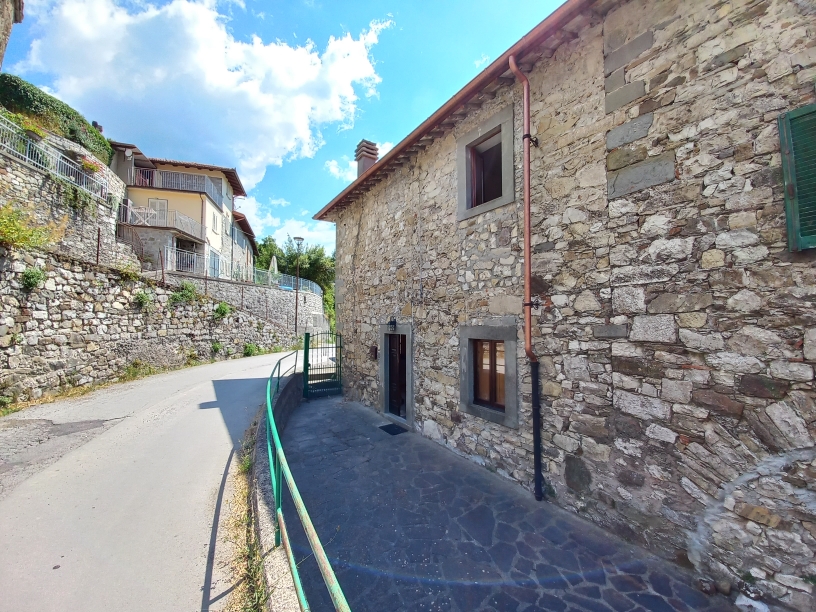 House in Piazza al Serchio - view 1