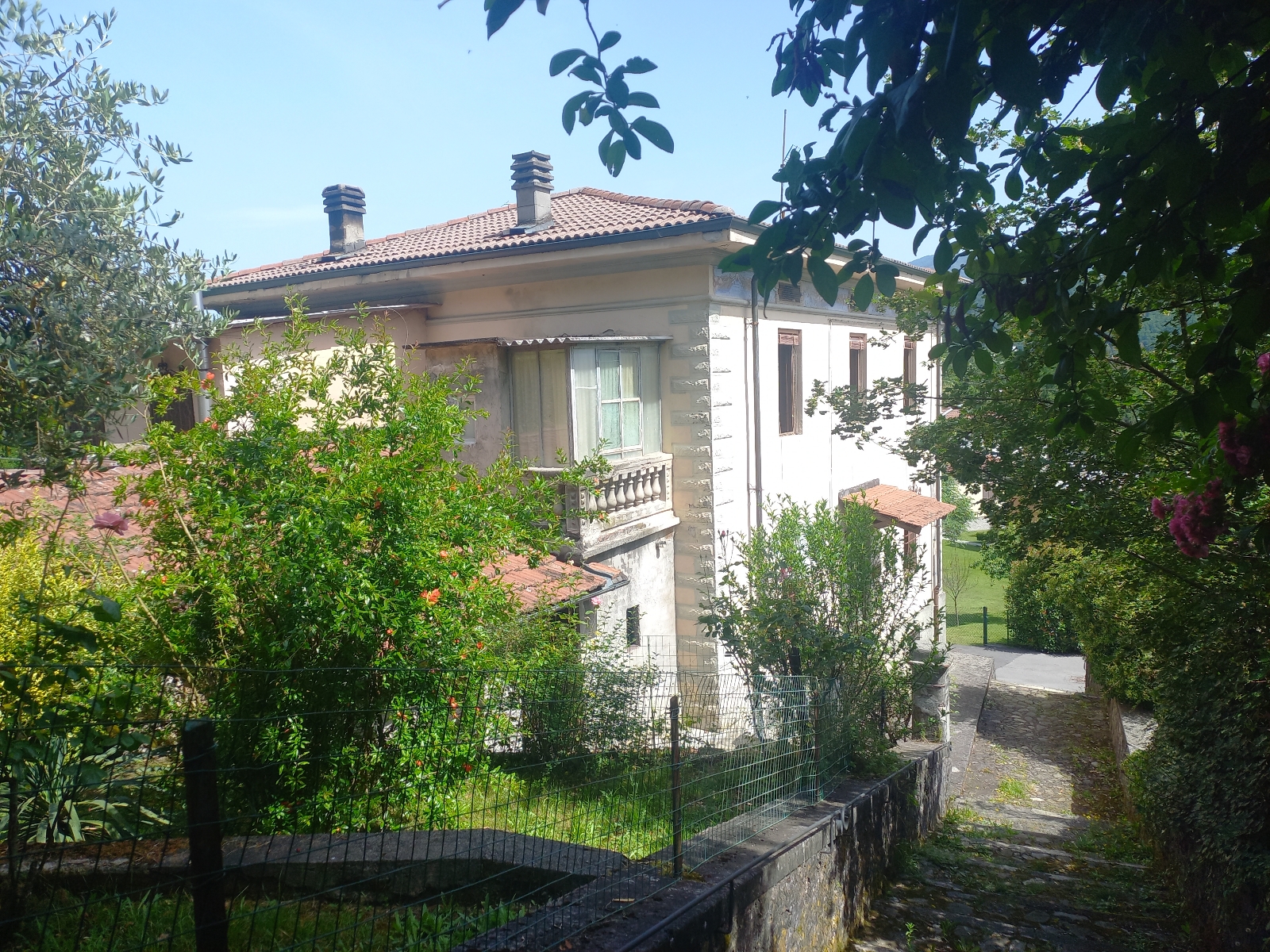 House in Gallicano - view 1