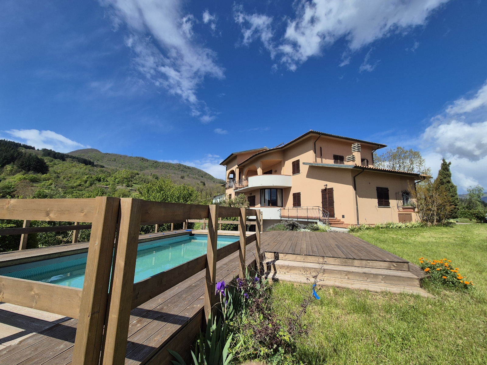 House in Camporgiano - view 1