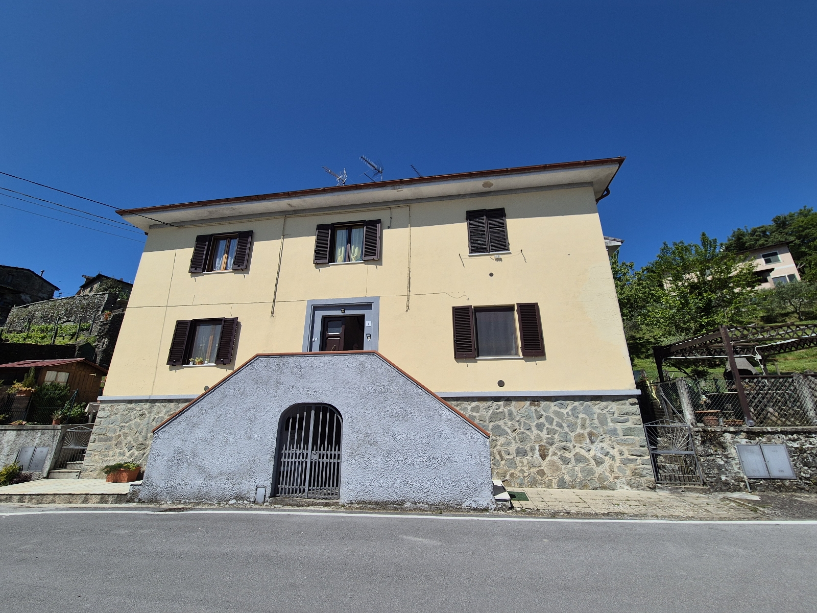 House in Molazzana - view 1