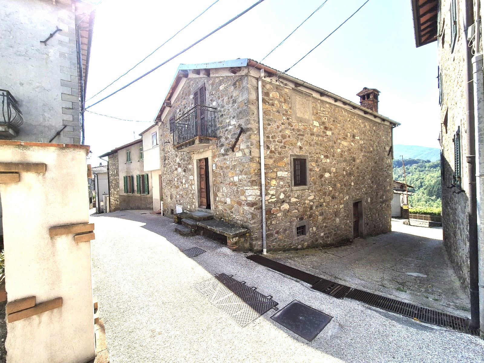 House in Piazza al Serchio - view 1