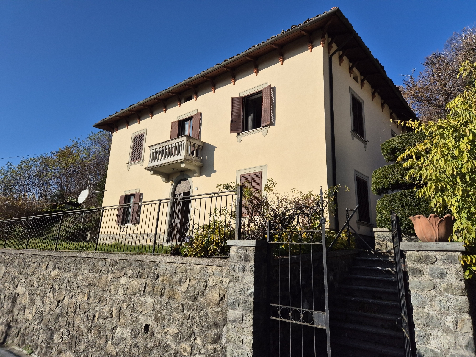 House in Castiglione di Garfagnana - view 1