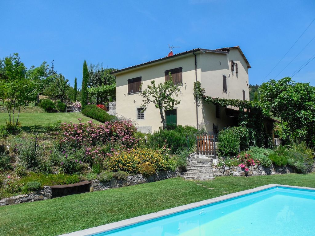 House in Camporgiano - view 1