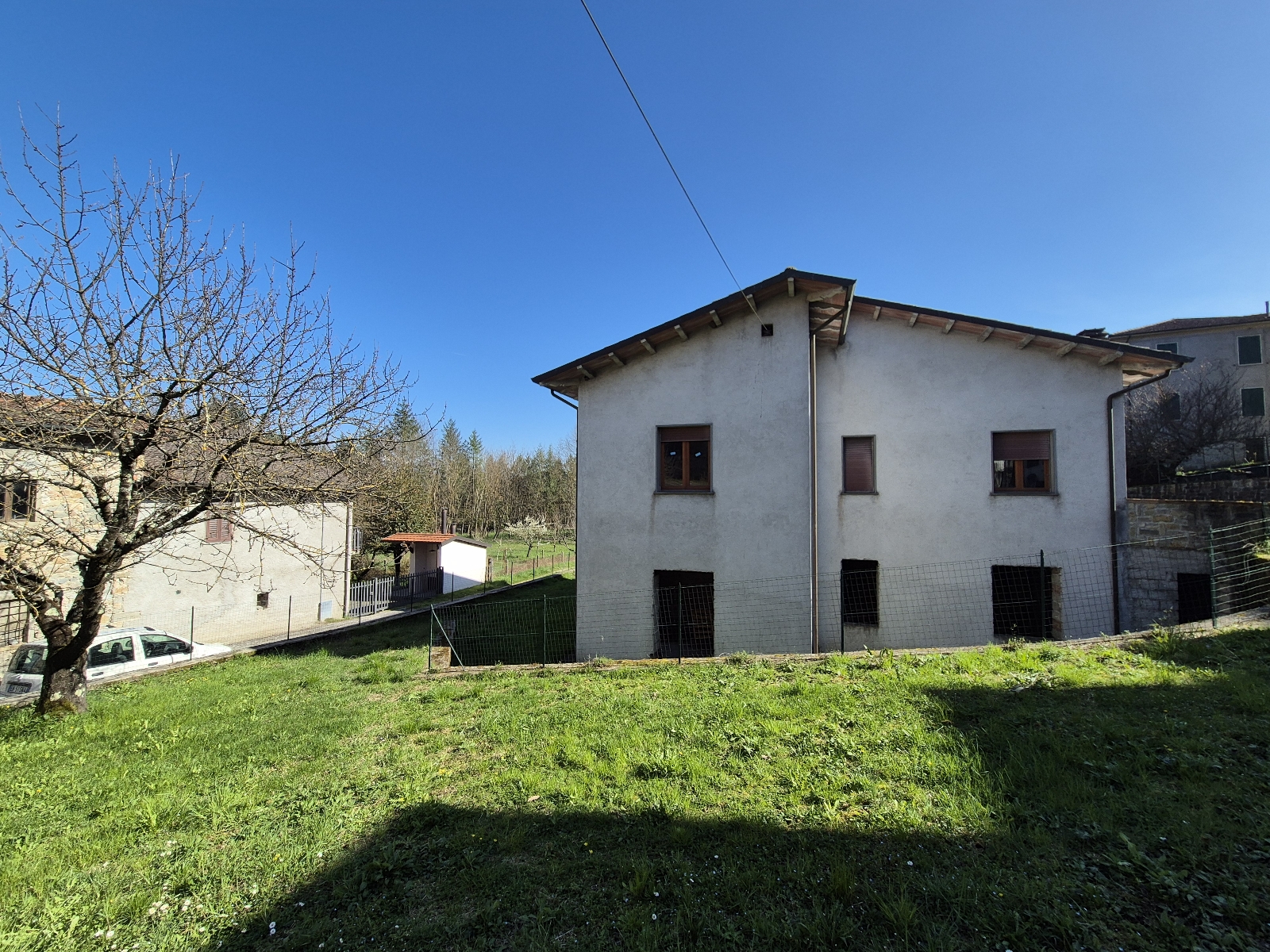 House in Camporgiano - view 1