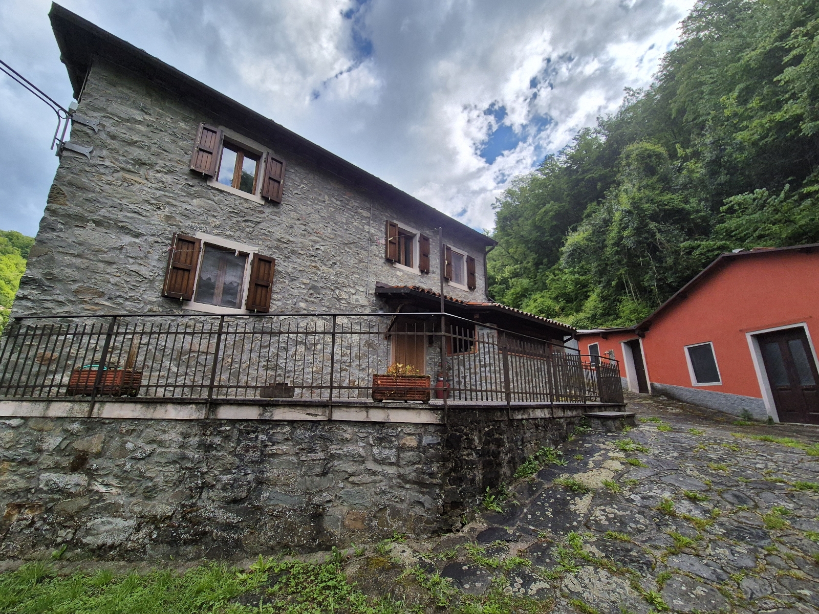House in Castiglione di Garfagnana - view 1