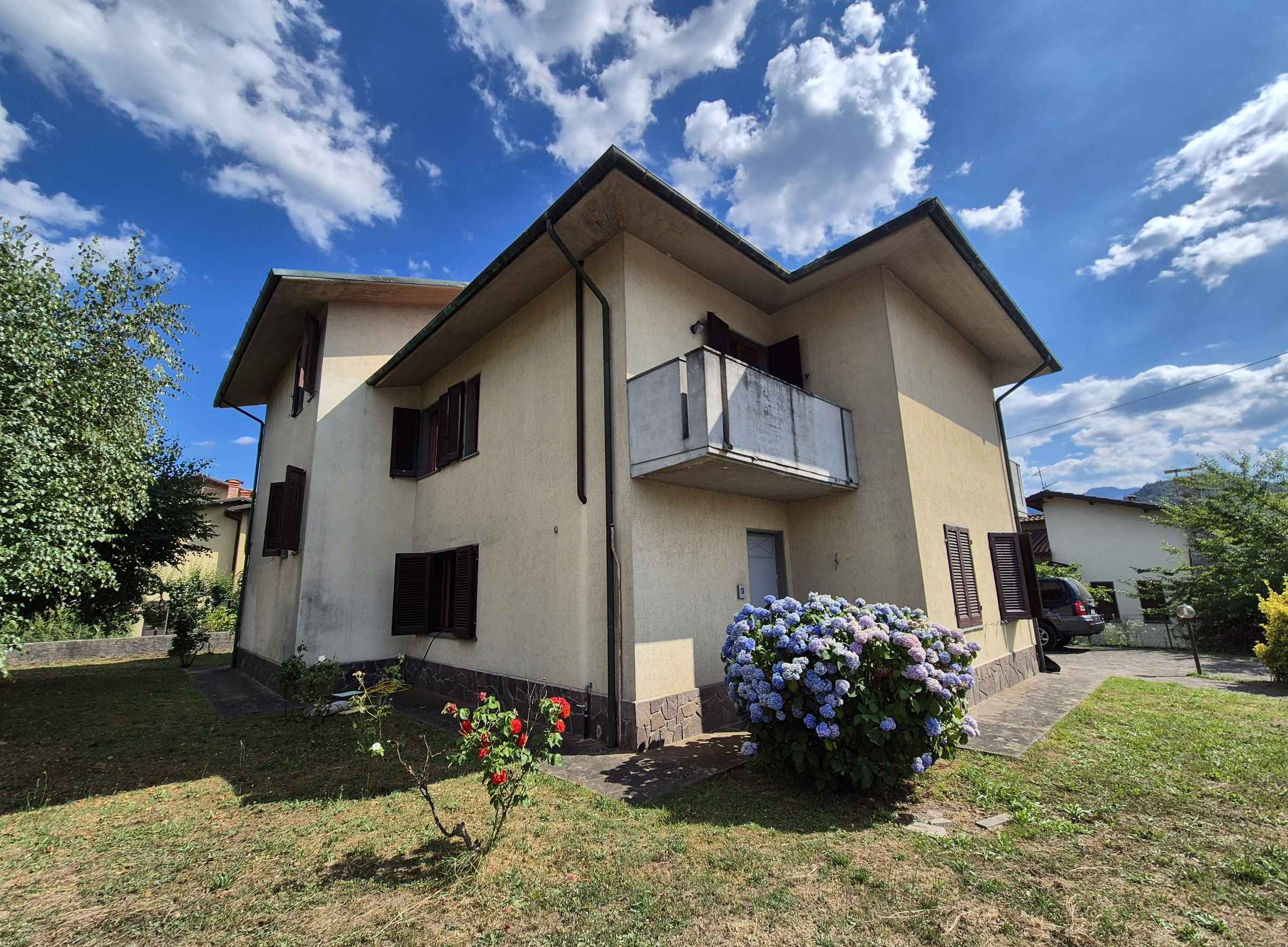 House in Castelnuovo di Garfagnana - view 1